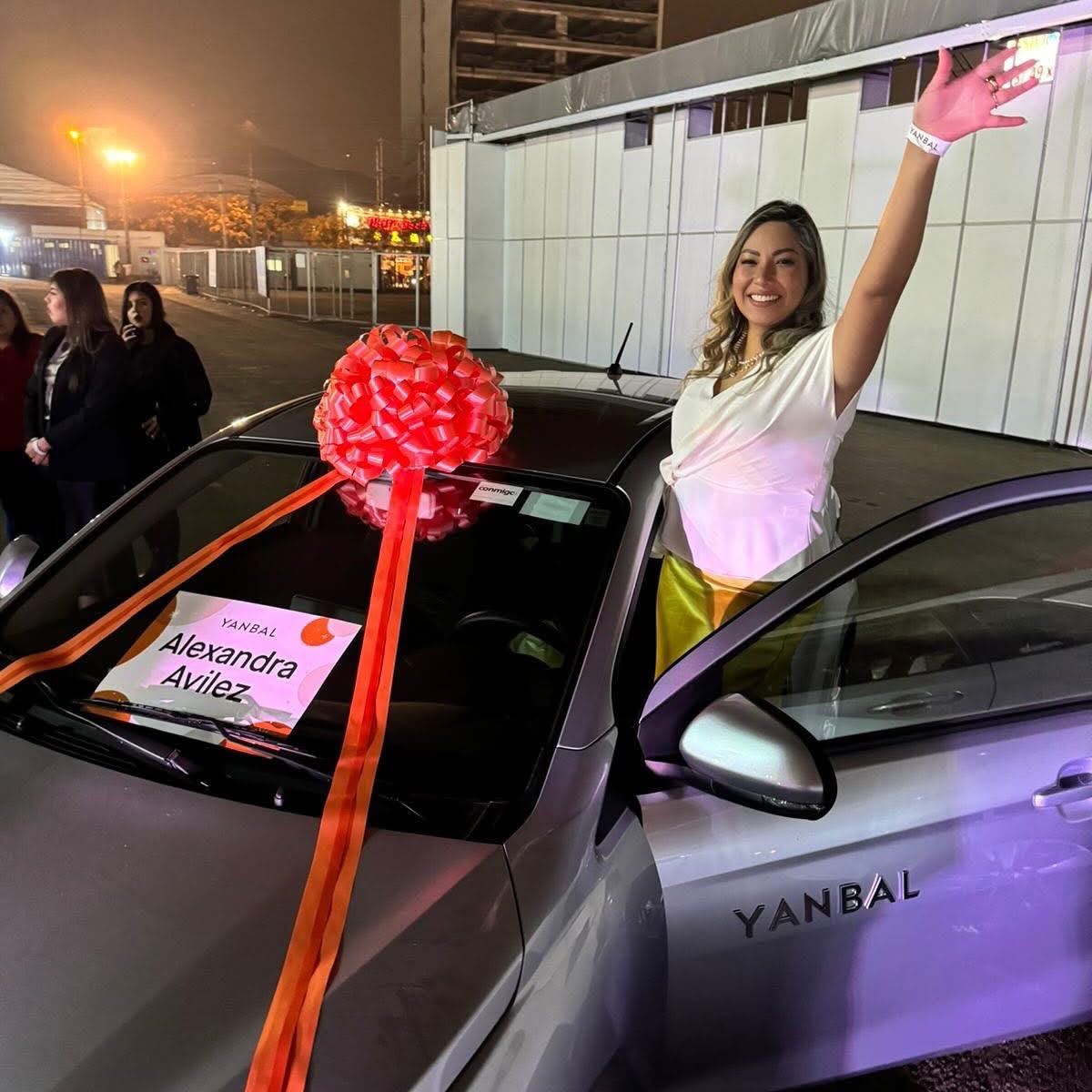 Alexandra Avilez junto a su auto Yanbal