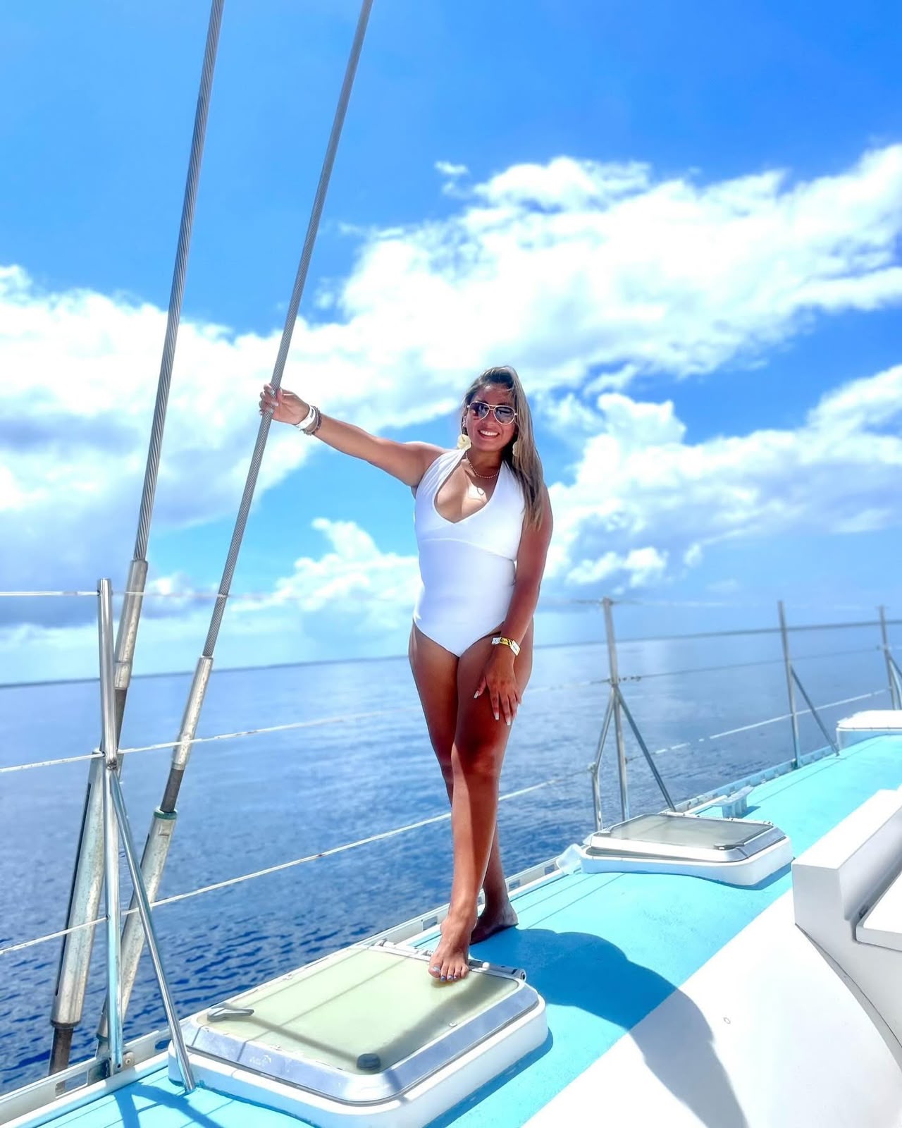 Alexandra Avilez en un catamarán